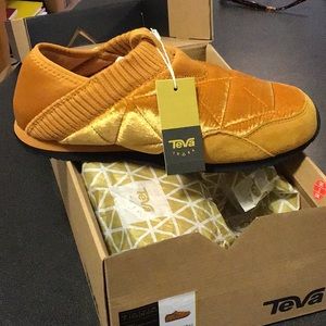 Teva Velvet moc Size 7